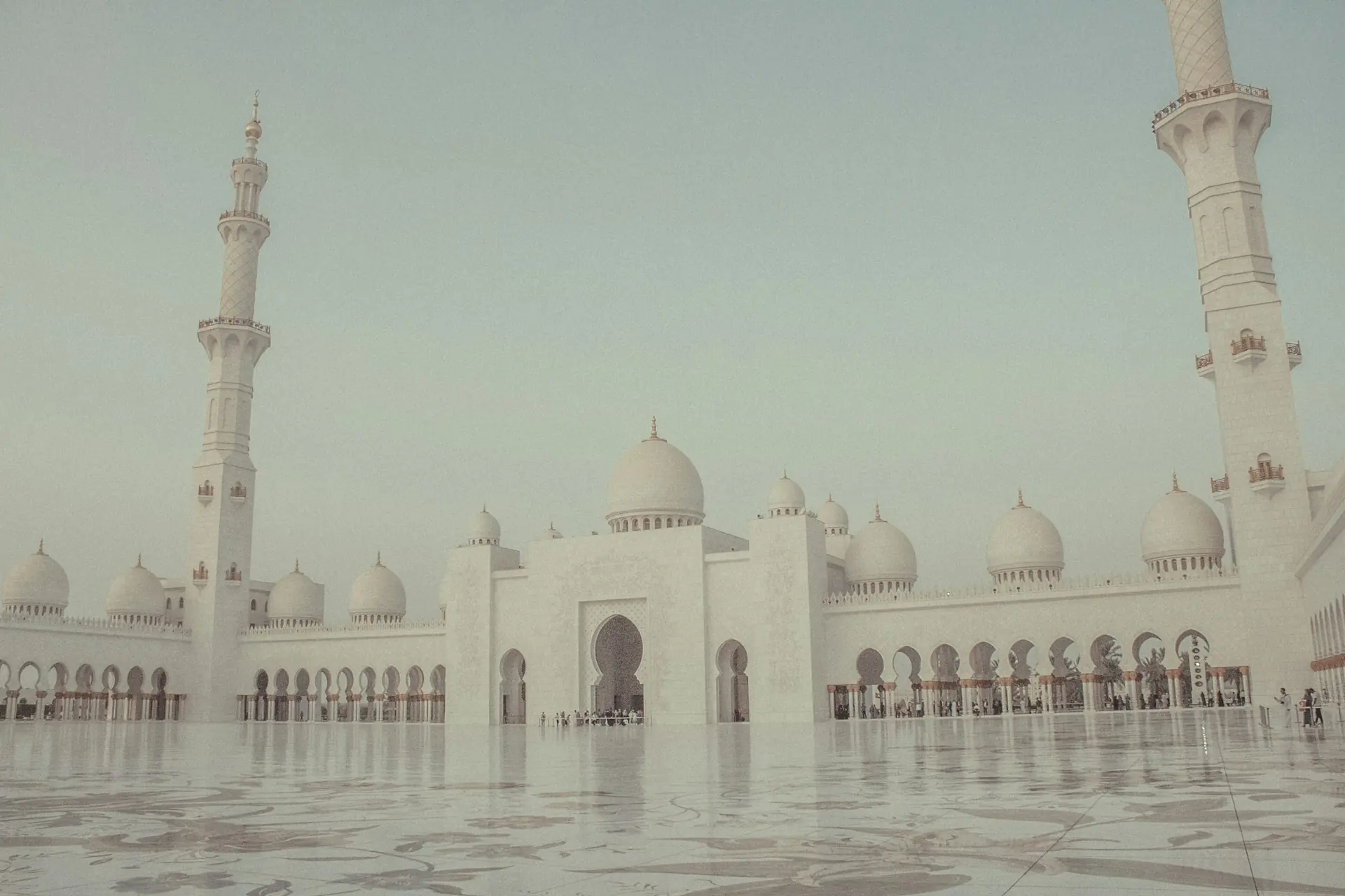 Kreuzfahrten in die Arabische Emirate sind ein Erlebnis Hintergrundbild